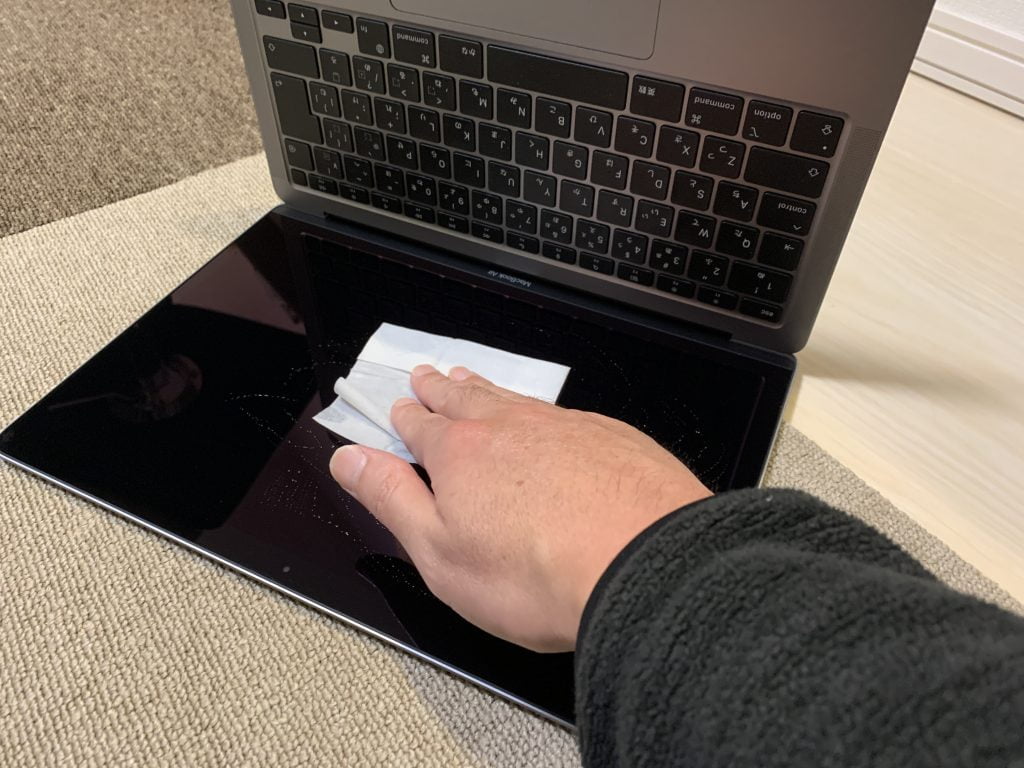 MacBook Airの画面をWETペーパーで拭いている画像