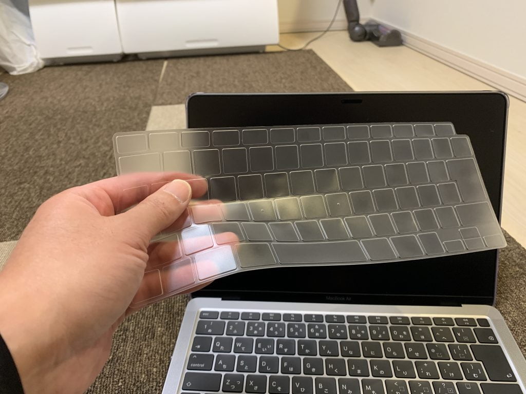 AMOVO MacBook Airケース付属のキーボードカバー現物の画像