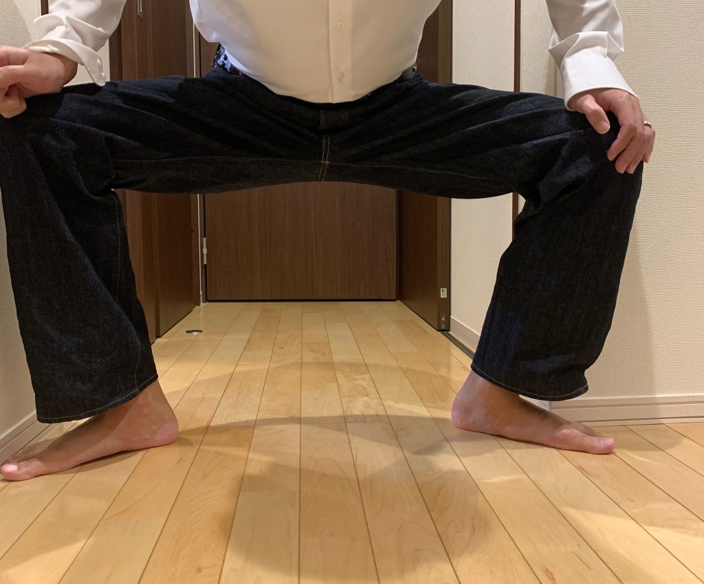 しゃがんで鬼ヒゲ　シワ付け作業